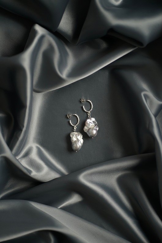 Image of Kolczyki srebrne z dużymi barokowymi perłami