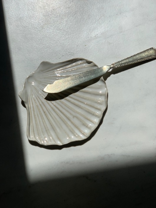 Image of Pakamera Podstawka na Łyżkę Palo Santo Ceramiczna Muszelka Pearl White