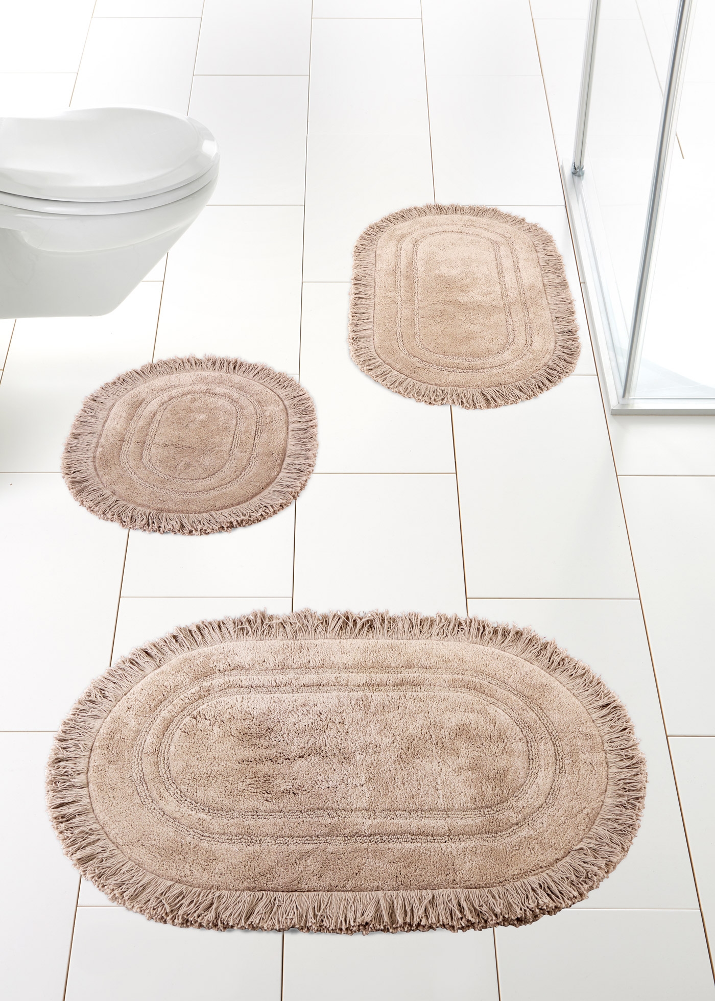 owalny dywanik łazienkowy z dekoracyjnymi frędzlami