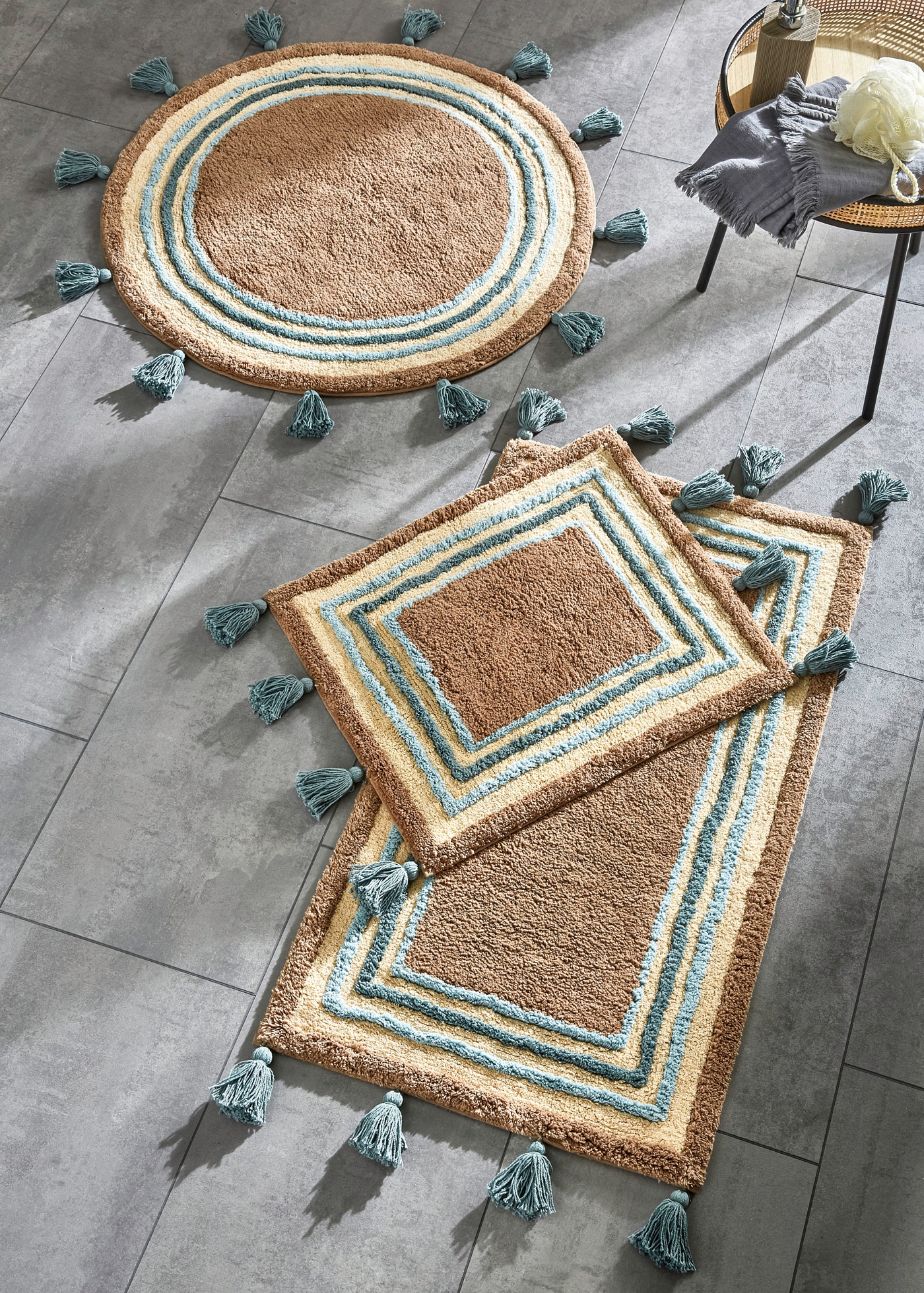 dywaniki łazienkowe z dekoracyjnymi frędzlami