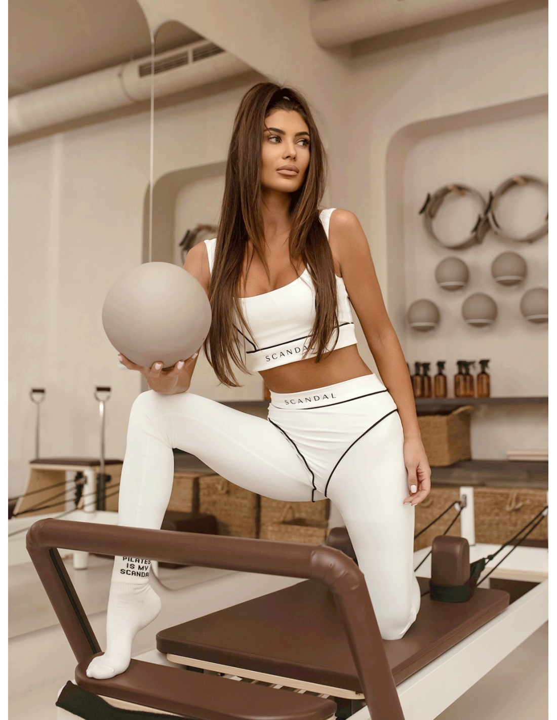 Sportowy komplet top i legginsy LEANDER – biały