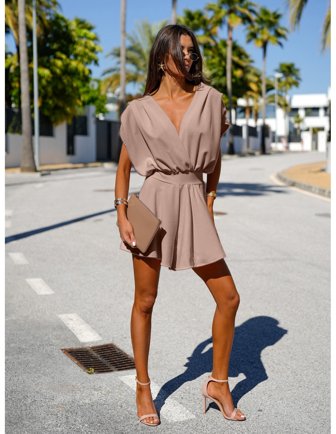 Krótki kombinezon z przekładanym dekoltem OLLI - mocha mousse