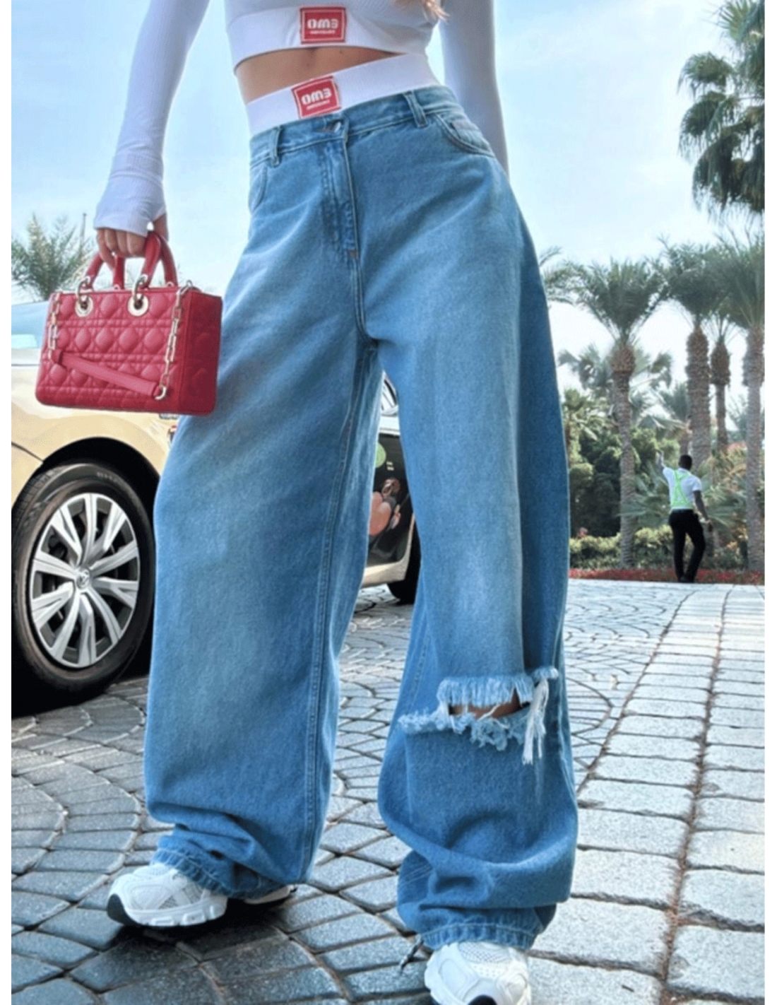 Spodnie jeansy z szerokimi nogawkami z dziurą VELARIA – jeans