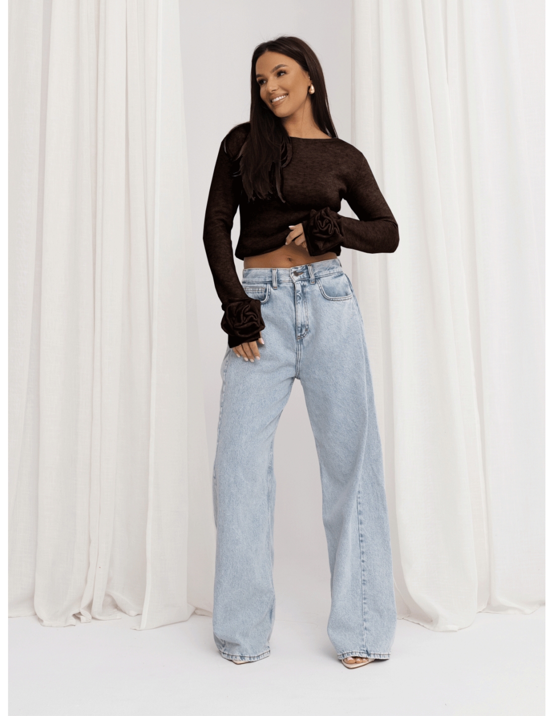 Dzianinowa bluzka z różą na rękawie DELFINA - czekoladowa