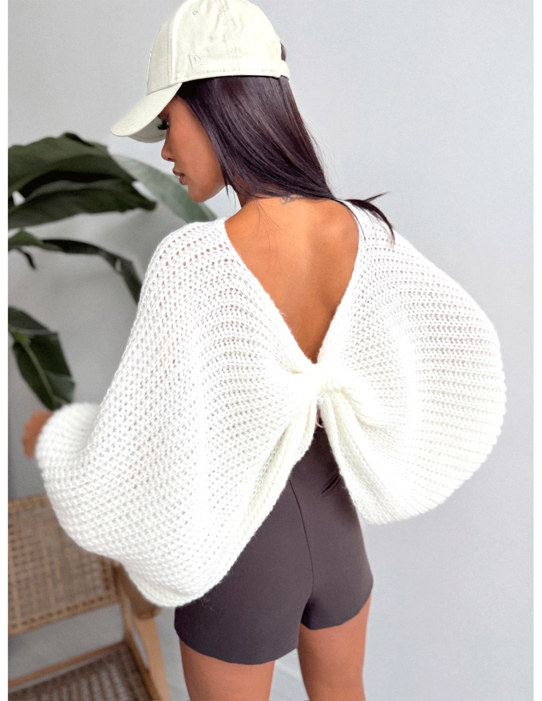 Sweter oversize z marszczonym tyłem KADAR - biały