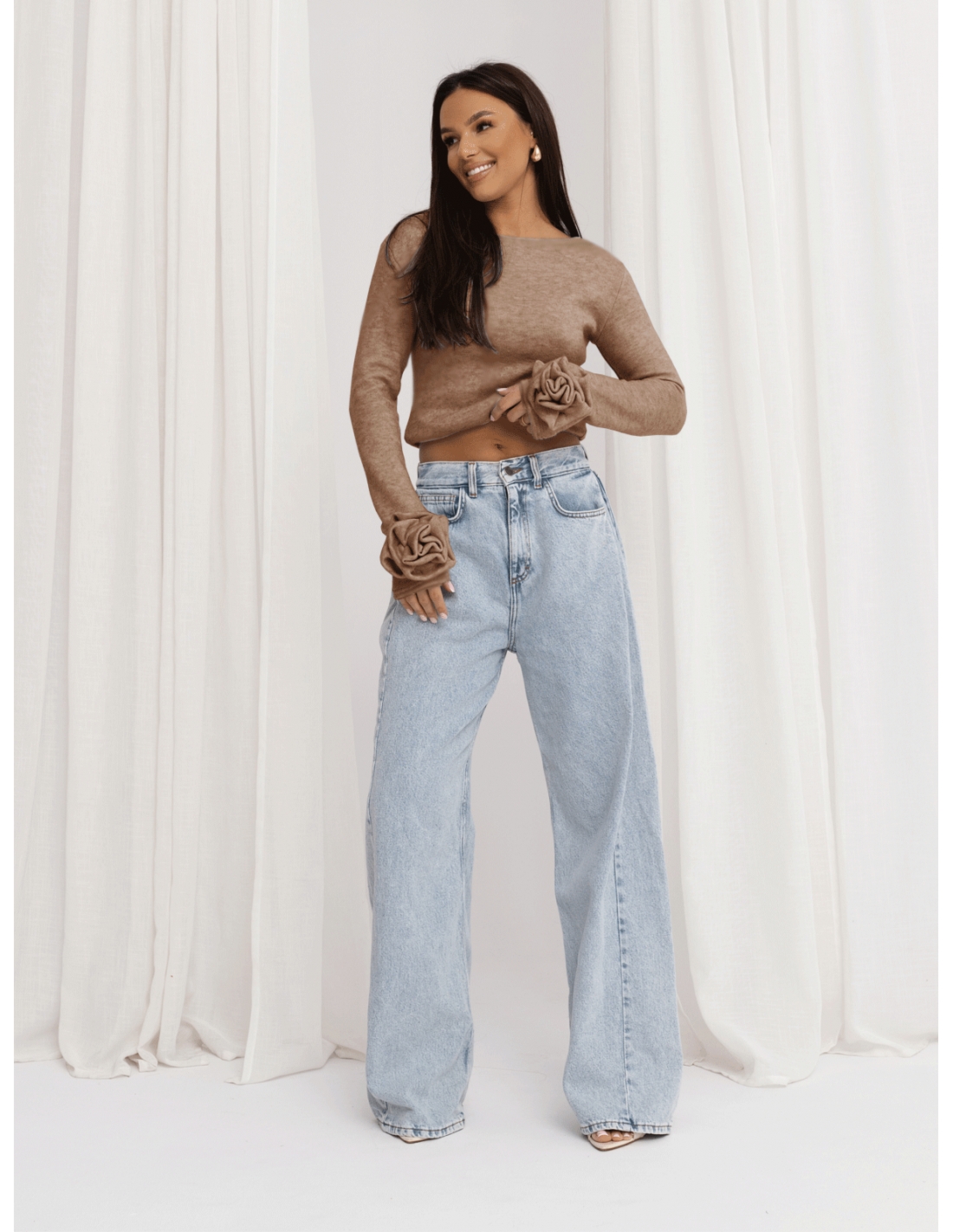 Dzianinowa bluzka z różą na rękawie DELFINA - mocca