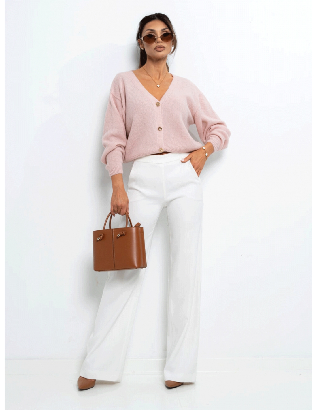 Krótki sweter kardigan zapinany na guziki ELURE - pudrowy róż