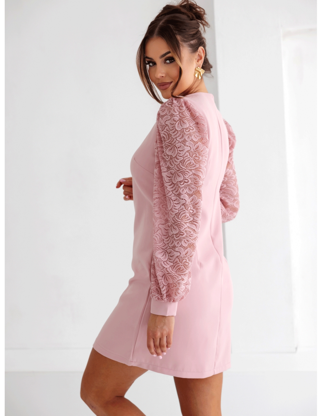 Sukienka mini z koronkowymi rękawami RHONDA - brudny róż