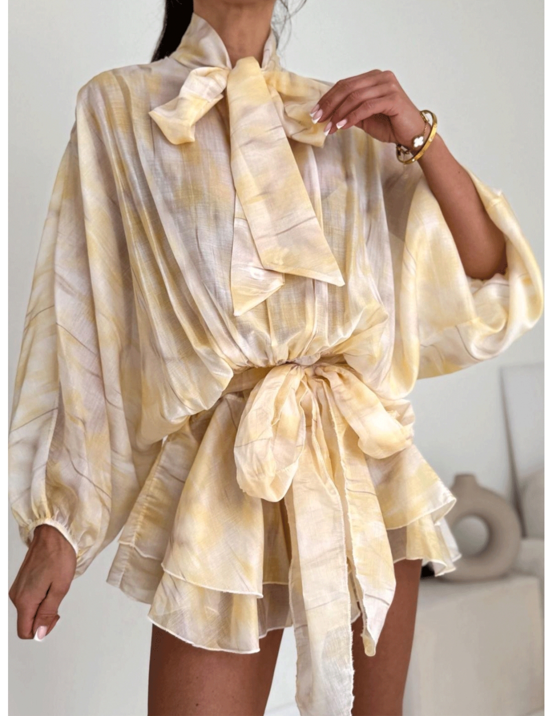 Rozkloszowana sukienka mini z wiskozy KIMIE - wzór 2