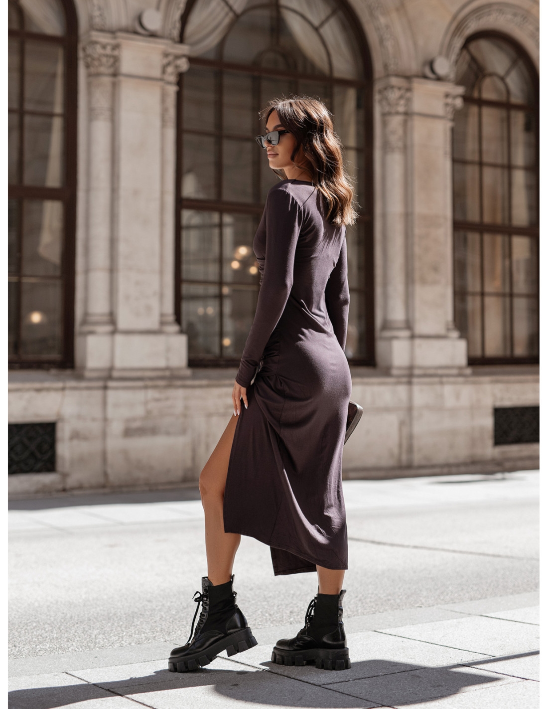 Kobieca sukienka midi z wiskozy HANAI - czekoladowa