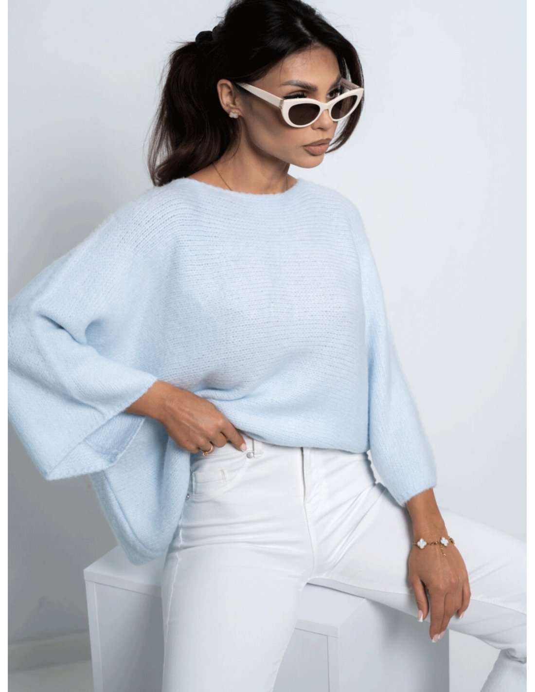 Sweter oversize z szerokimi rękawami DELORA - błękitny