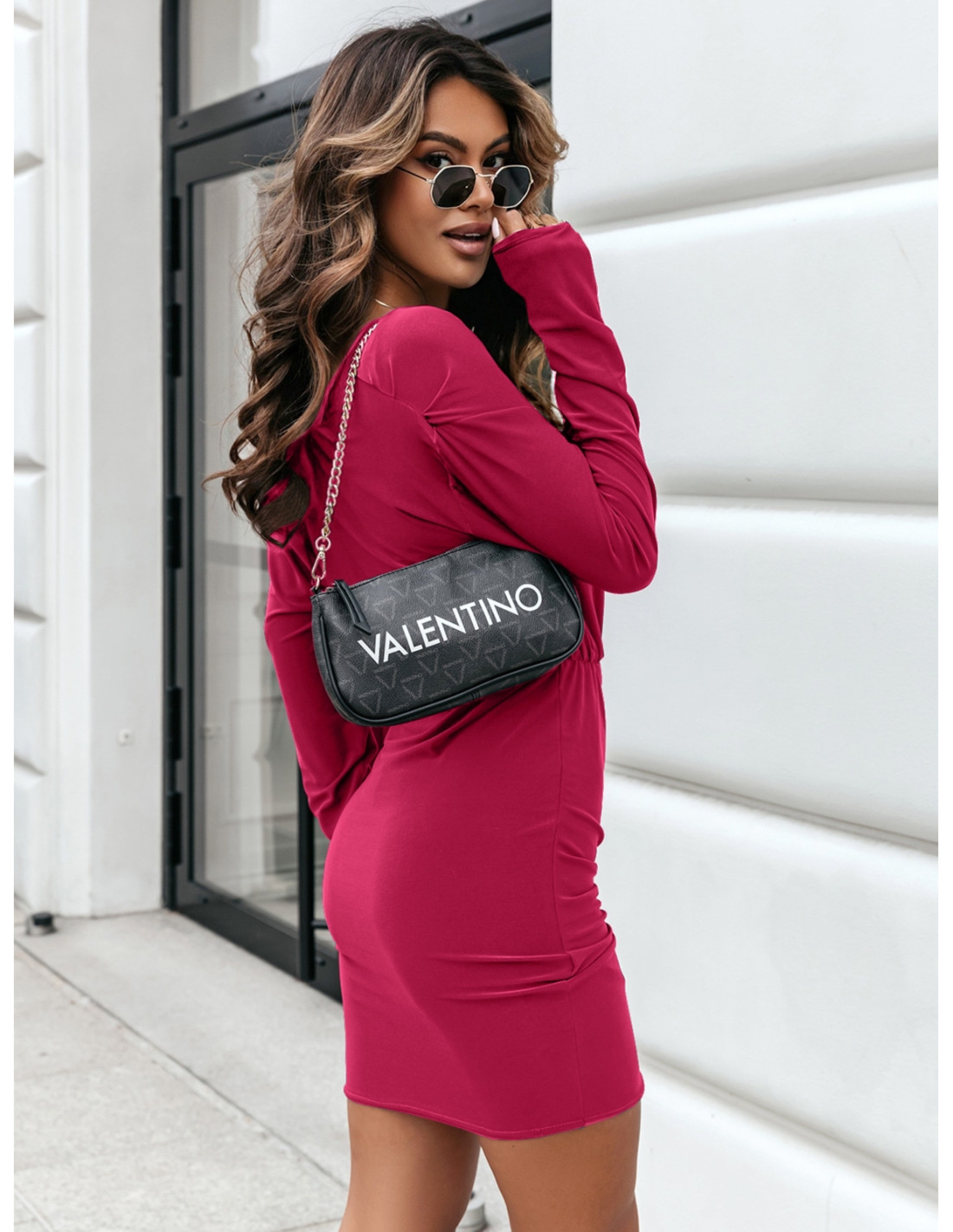 Dopasowana sukienka z dekoltem woda SELIDA - fuksjowa