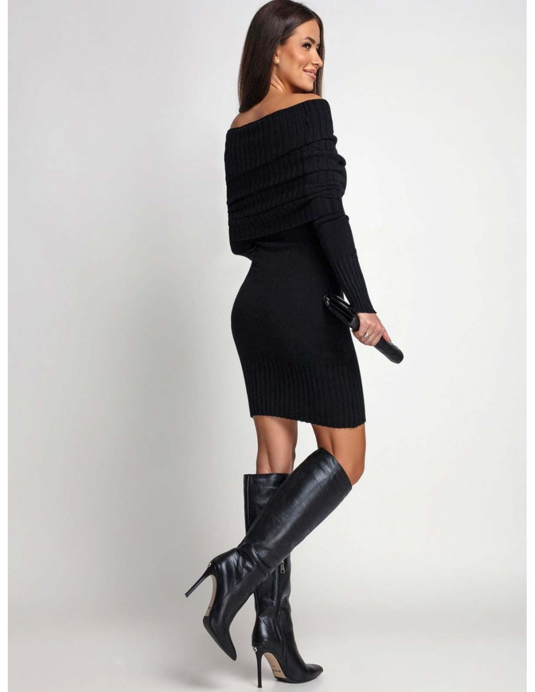 Dzianinowa sukienka z odkrytymi ramionami SOLI - czarna