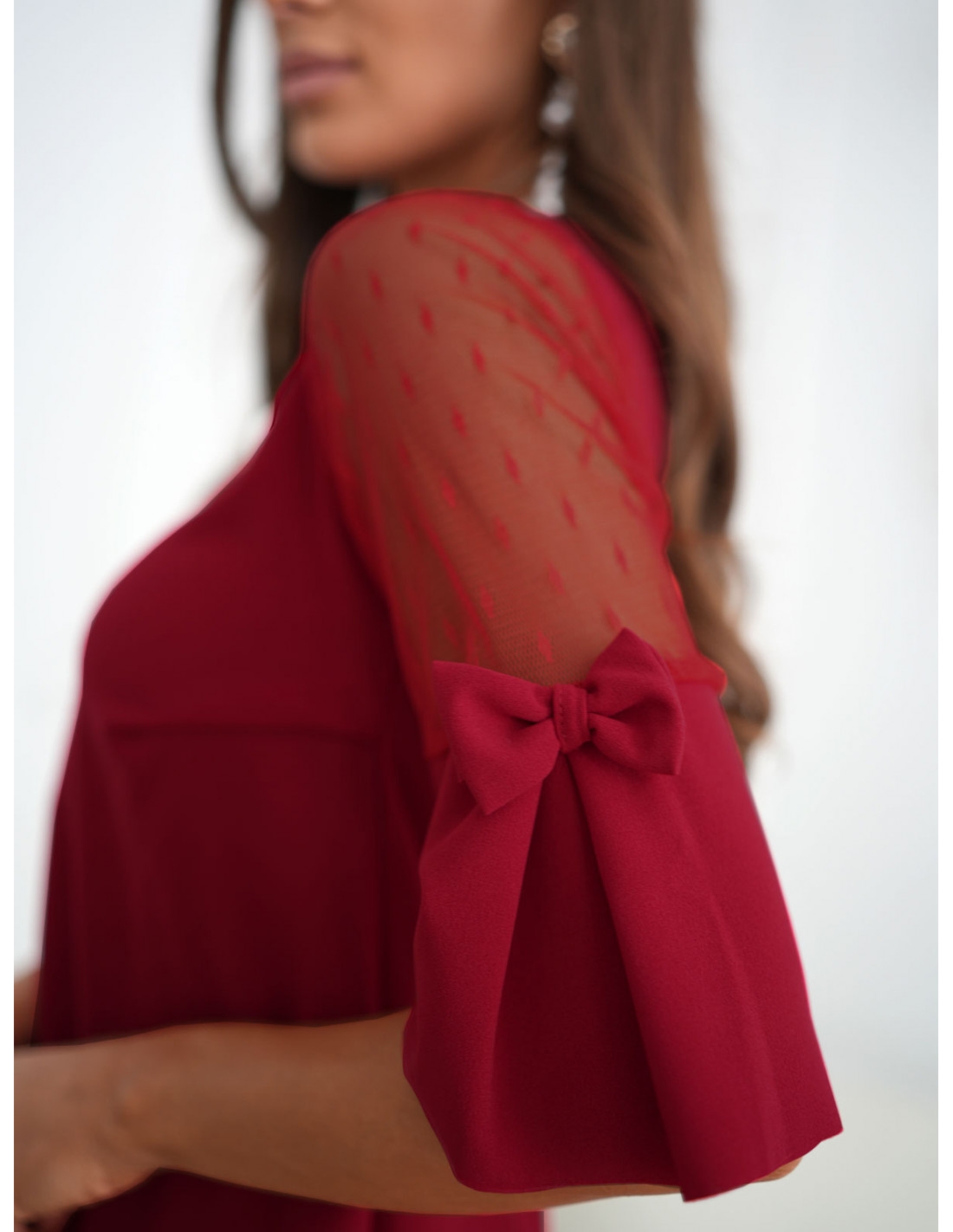 Elegancka sukienka z tiulowymi rękawami MERIEL - czerwona