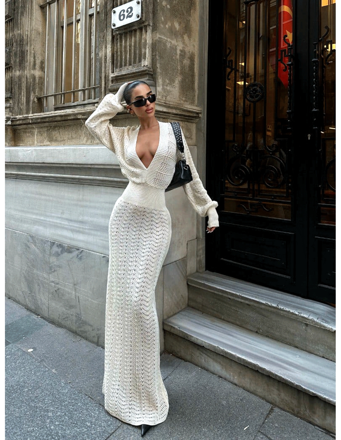 Dzianinowa sukienka maxi z głębokim dekoltem EVIE - ecru