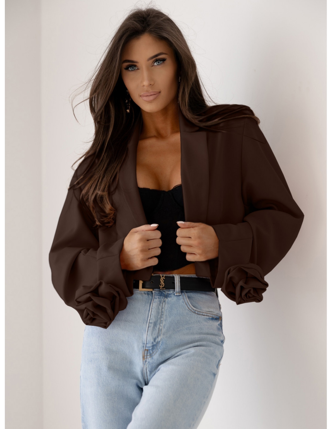 Krótka marynarka oversize z różą na rękawie MALLA - czekoladowa