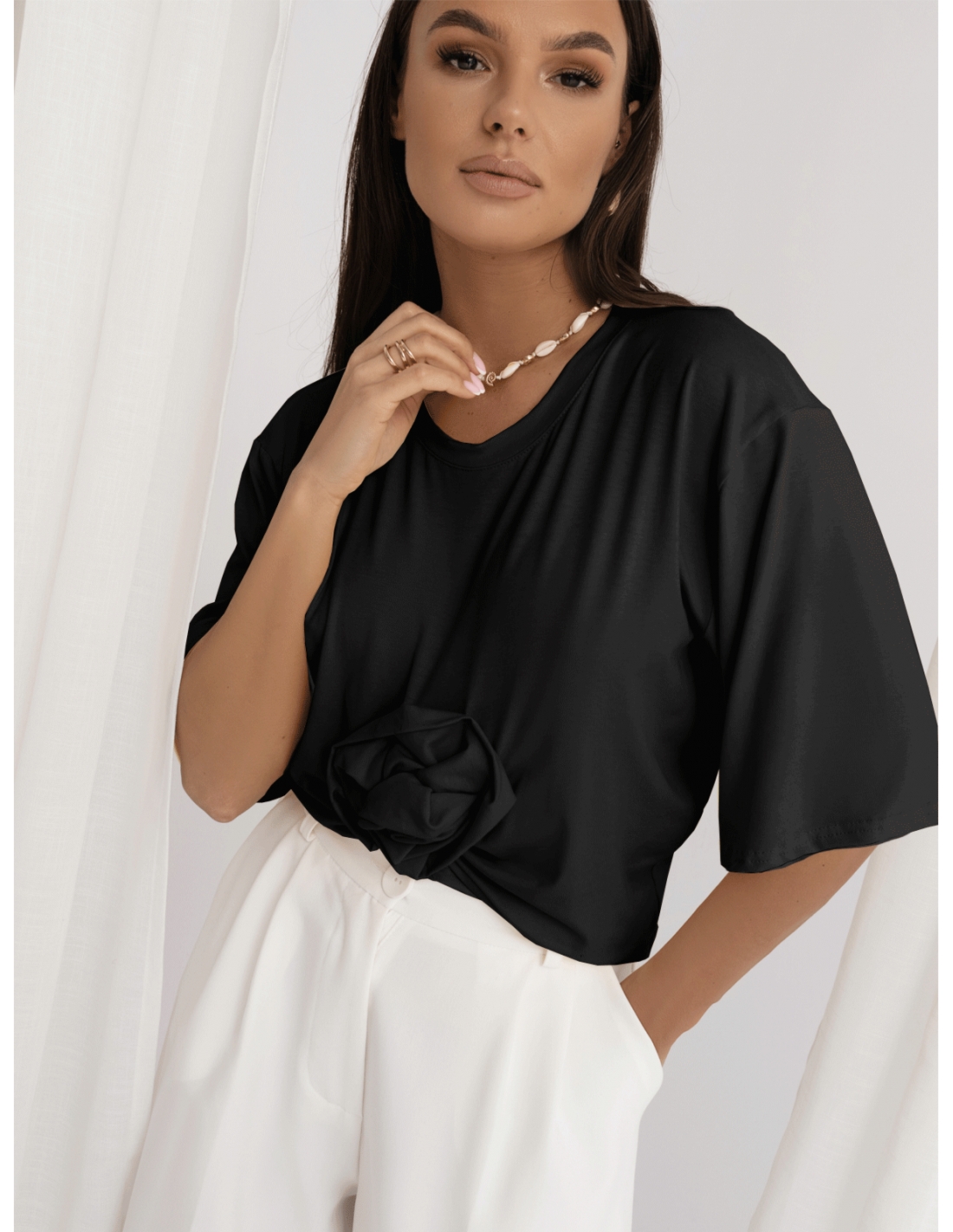 Wiskozowy t-shirt z ozdobną róża CRESSIDA - czarny