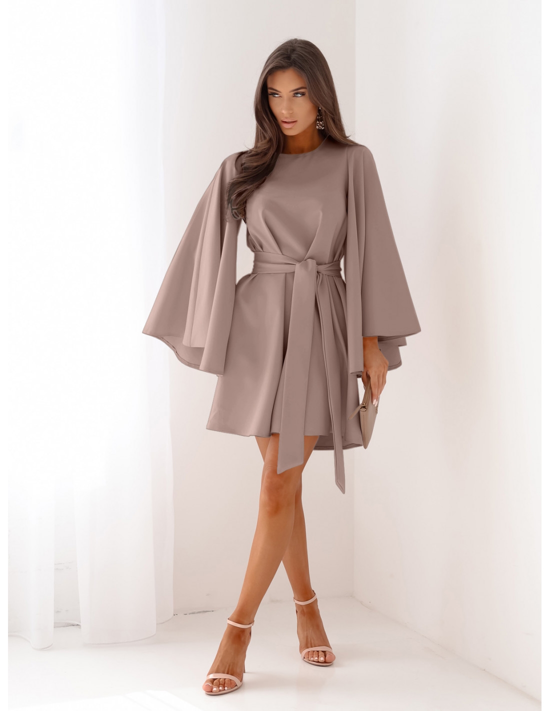 Trapezowa sukienka z szerokimi rękawami ENJA - mocha mousse