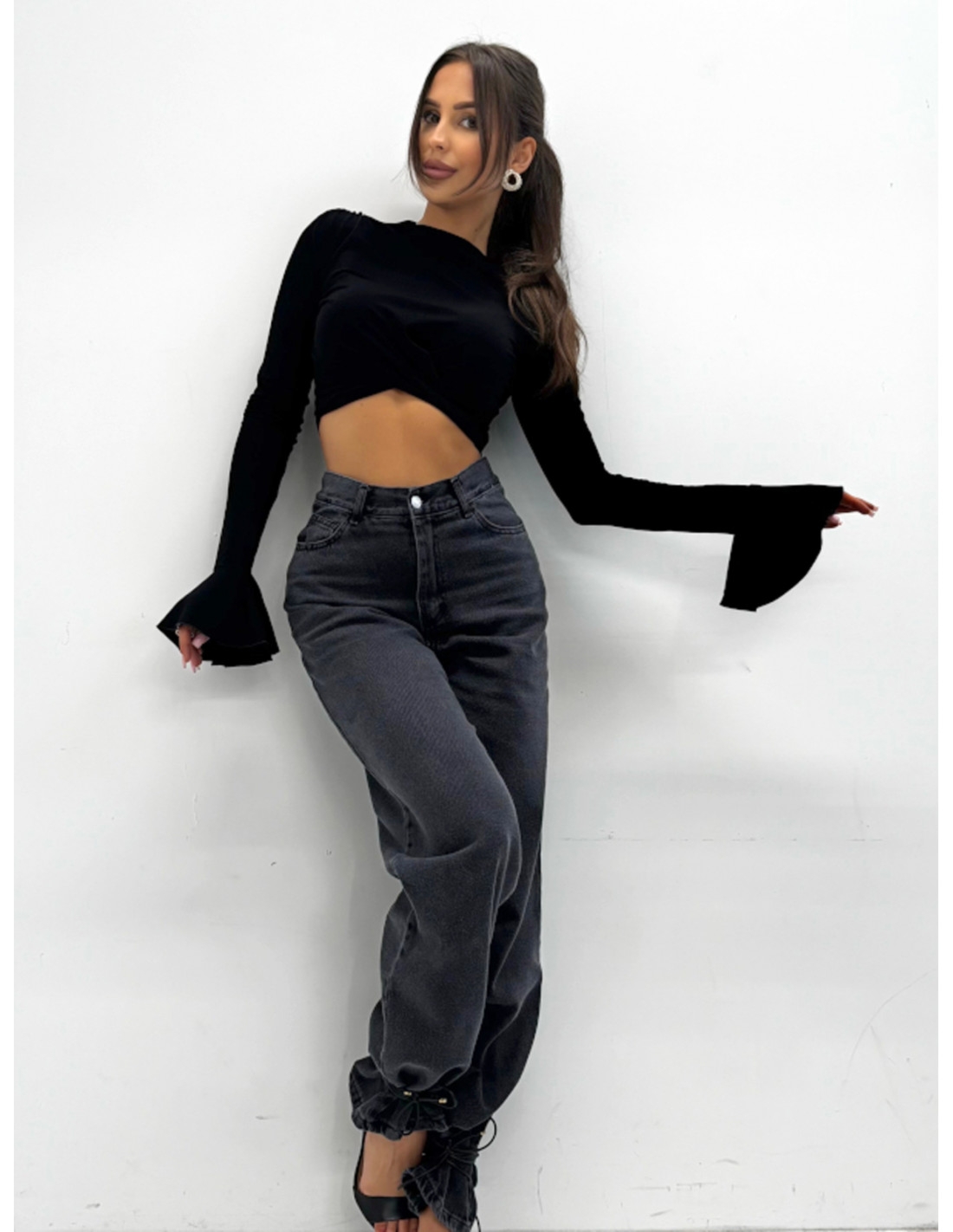 Wiskozowa krótka bluzka z rękawem dzwonek TOLAN - czarna