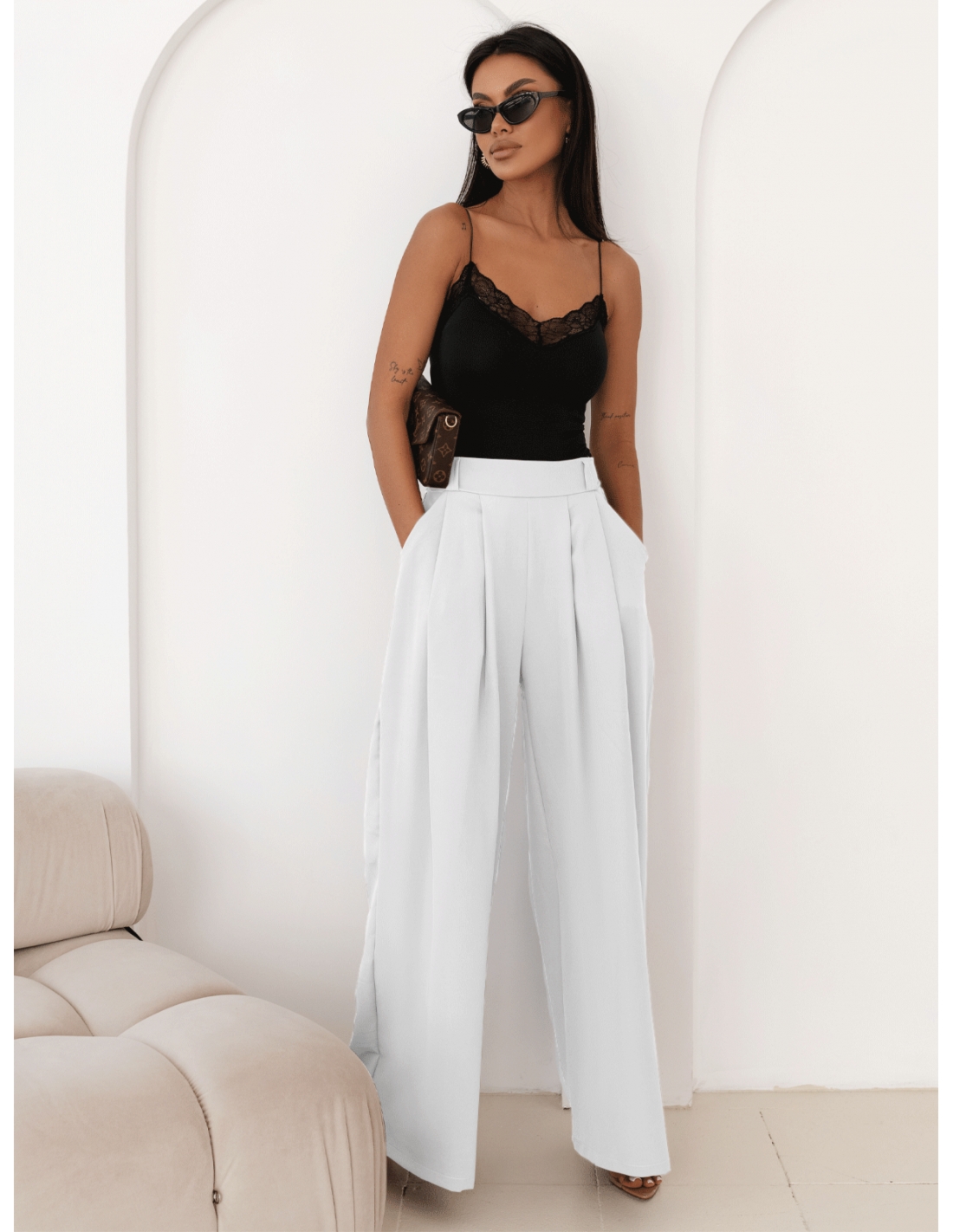 Stylowe szerokie spodnie z zakładkami MOTOKO - białe