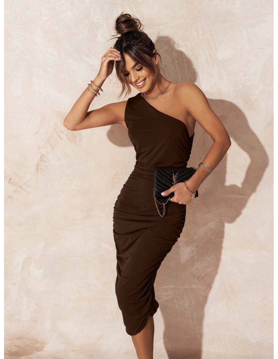 Dopasowana sukienka na jedno ramię DAYA - czekoladowa