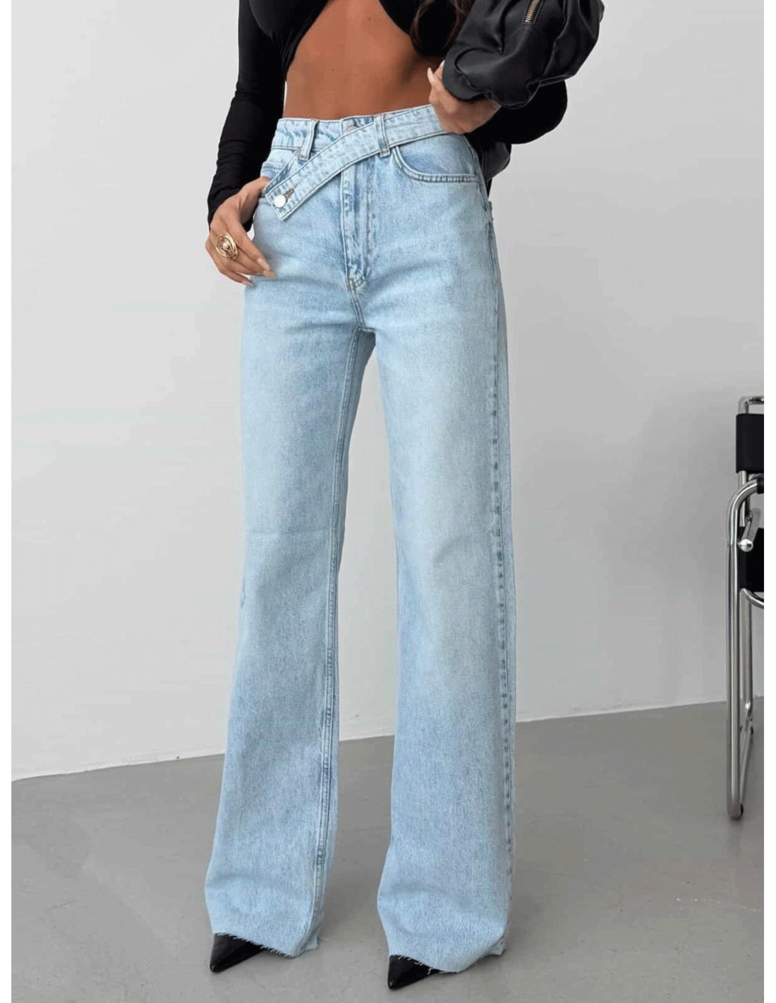 Spodnie jeansy z asymetrycznym pasem HASSIE - jasny jeans