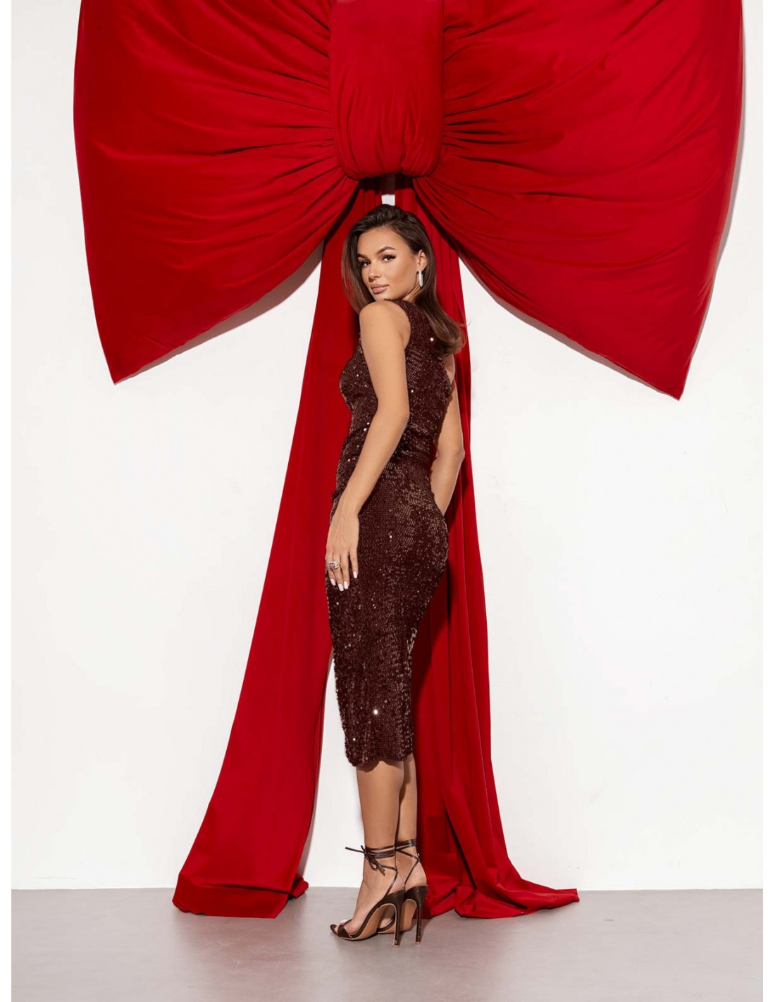 Cekinowa sukienka midi na jedno ramię SERENI - czekoladowa