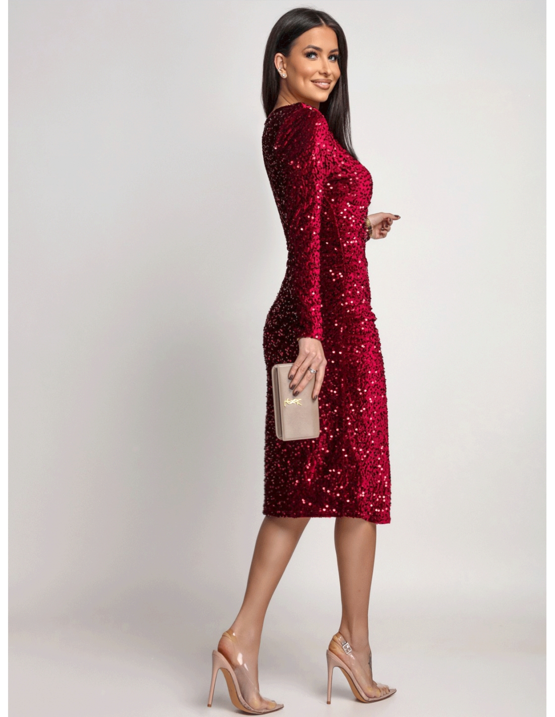 Cekinowa sukienka midi z marszczeniem ZEVA - bordowa
