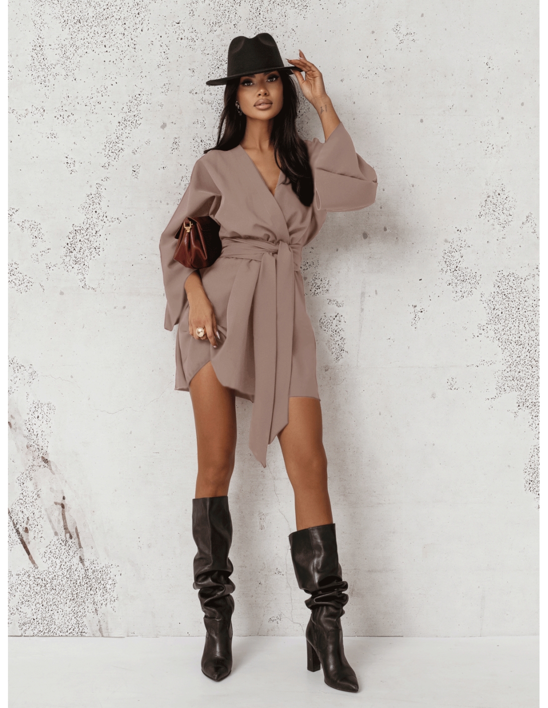 Sukienka mini z przekładanym dekoltem ALIA - mocha mousse