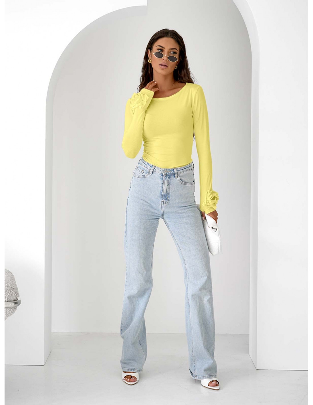 Wiskozowa bluzka z różą na rękawie ELIJA - cytrynowa