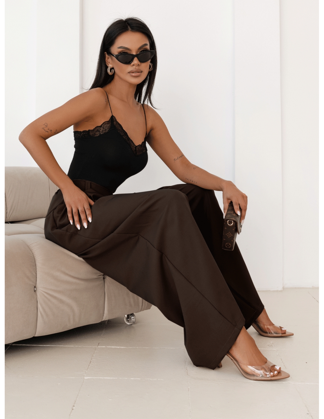 Stylowe szerokie spodnie z zakładkami MOTOKO - czekoladowe