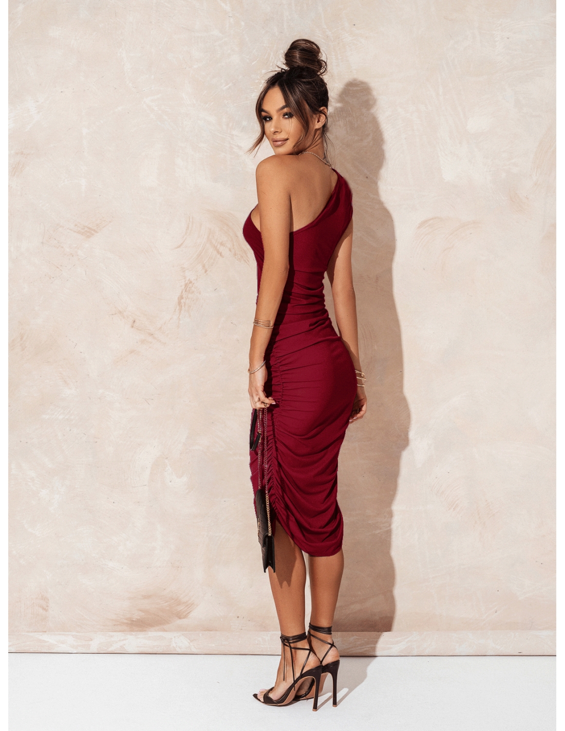 Dopasowana sukienka na jedno ramię DAYA - bordowa