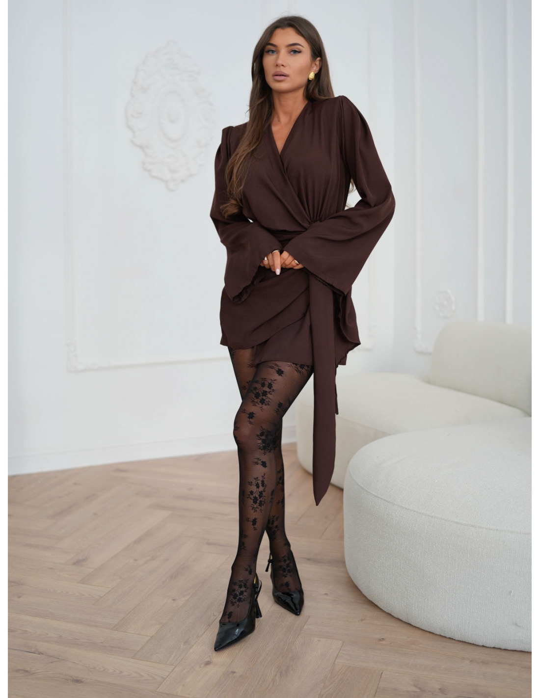 Przekładana sukienka z szerokimi rękawami MELORA - czekoladowa