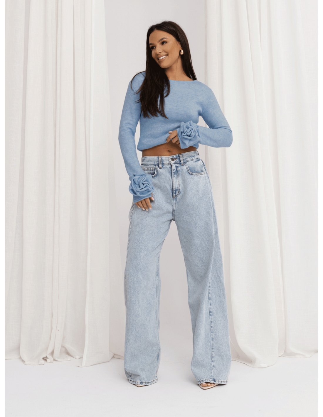 Dzianinowa bluzka z różą na rękawie DELFINA - błękitna