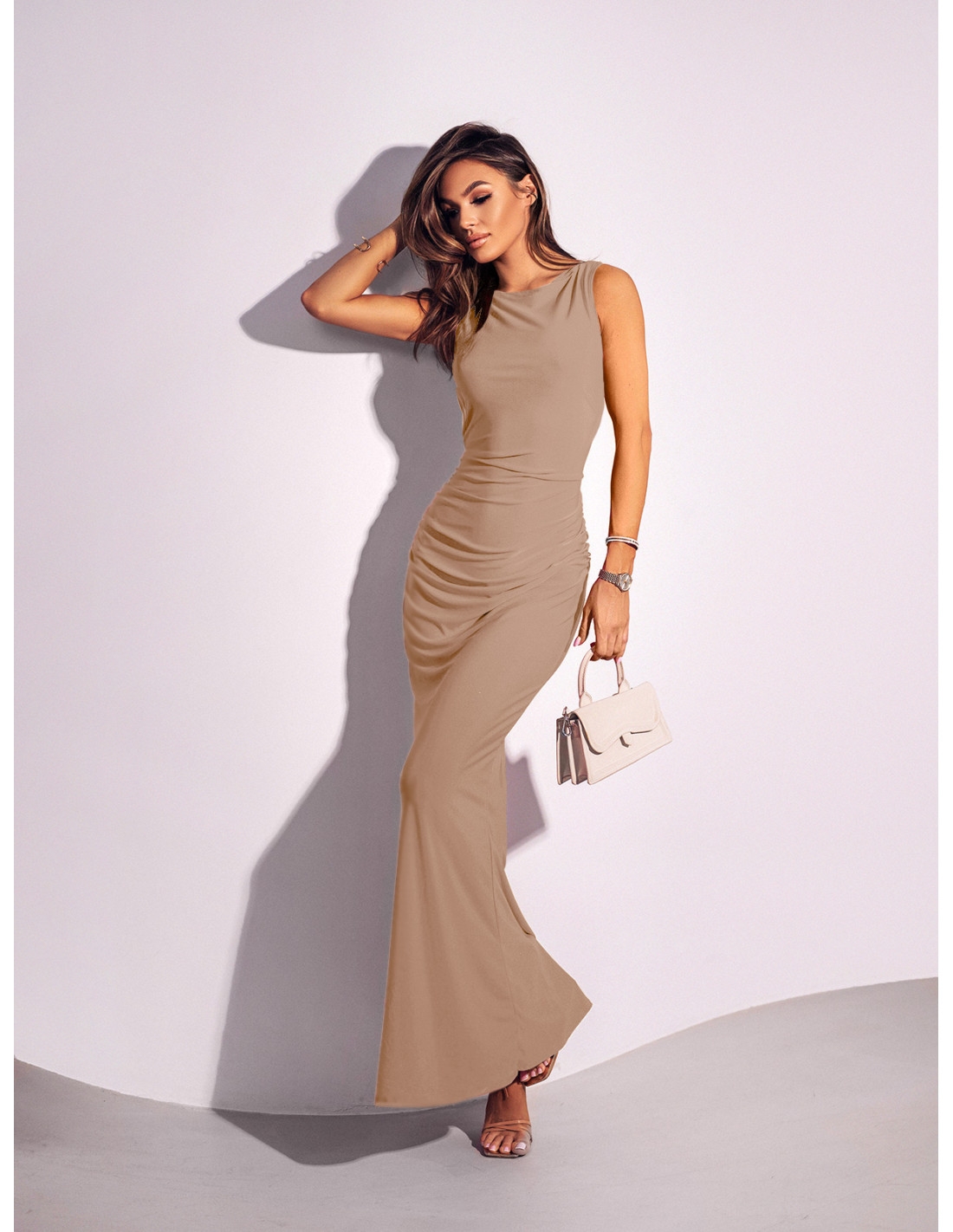 Sukienka maxi z odsłoniętymi plecami ELARA - cappuccino