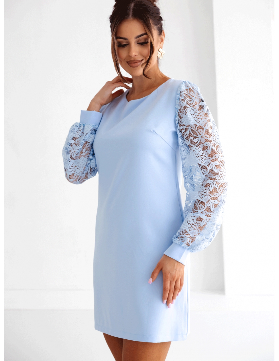 Sukienka mini z koronkowymi rękawami RHONDA - błękitna