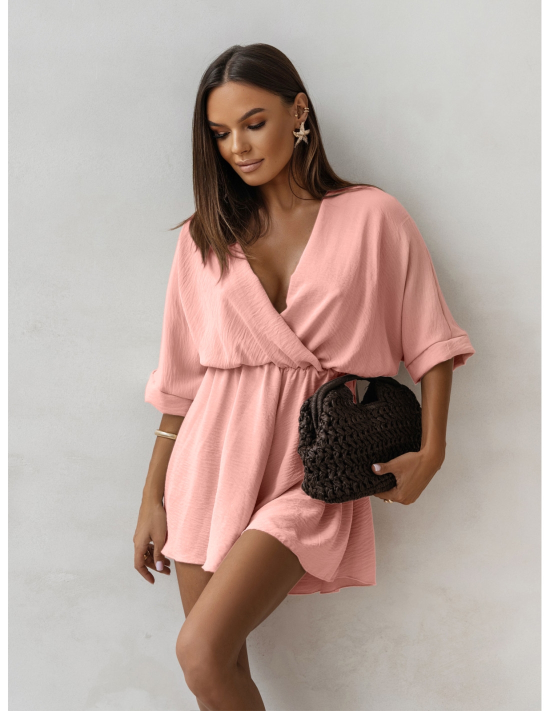 Krótki kombinezon z przekładanym dekoltem VILL - pudrowy róż