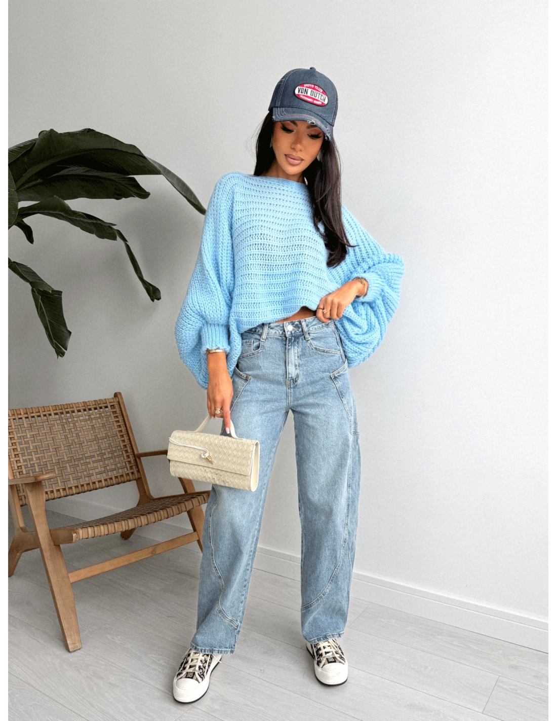 Sweter oversize z marszczonym tyłem KADAR - błękitny