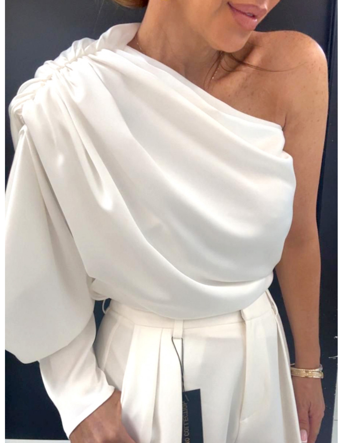Elegancka bluzka na jedno ramię ANVENY – biała