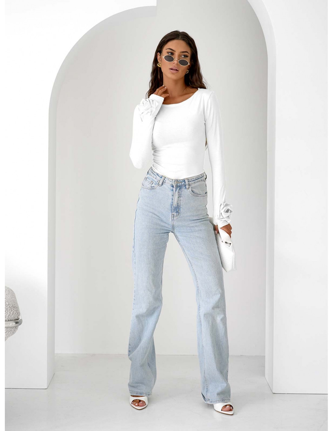 Wiskozowa bluzka z różą na rękawie ELIJA - biała