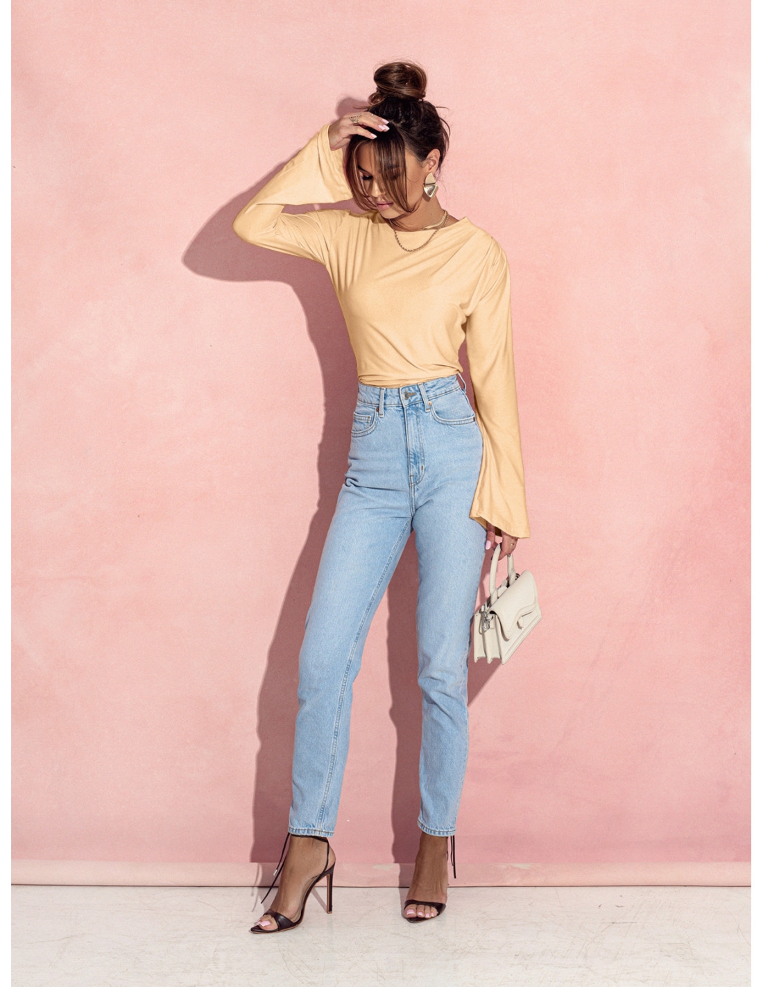 Dopasowana bluzka z szerokim rękawem MEI - beżowa