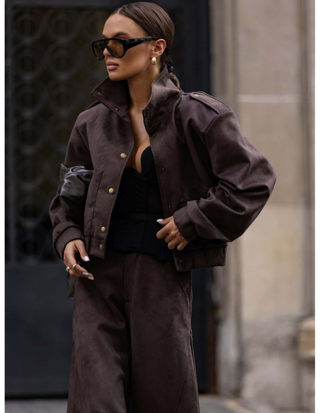 Zamszowa krótka kurtka z pagonami MILDRED - czekoladowa