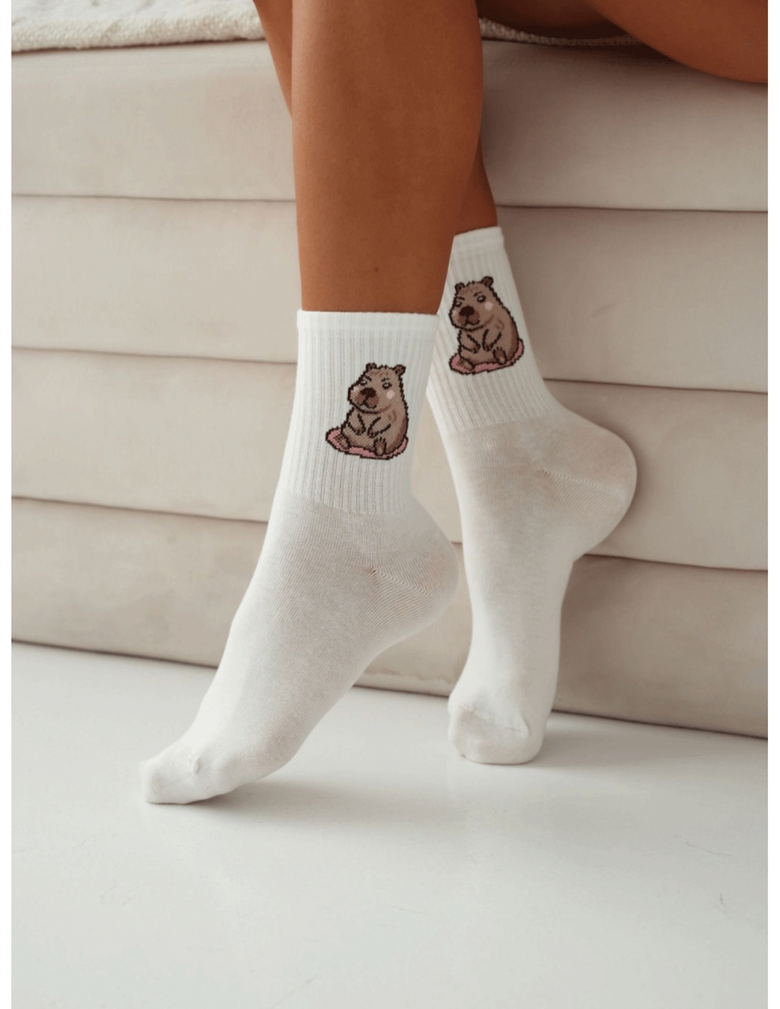 Skarpetki damskie siedząca kapibara - białe