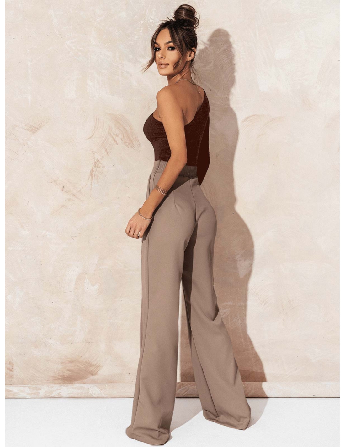 Body na jedno ramię z wycięciem ANVIS - czekoladowe