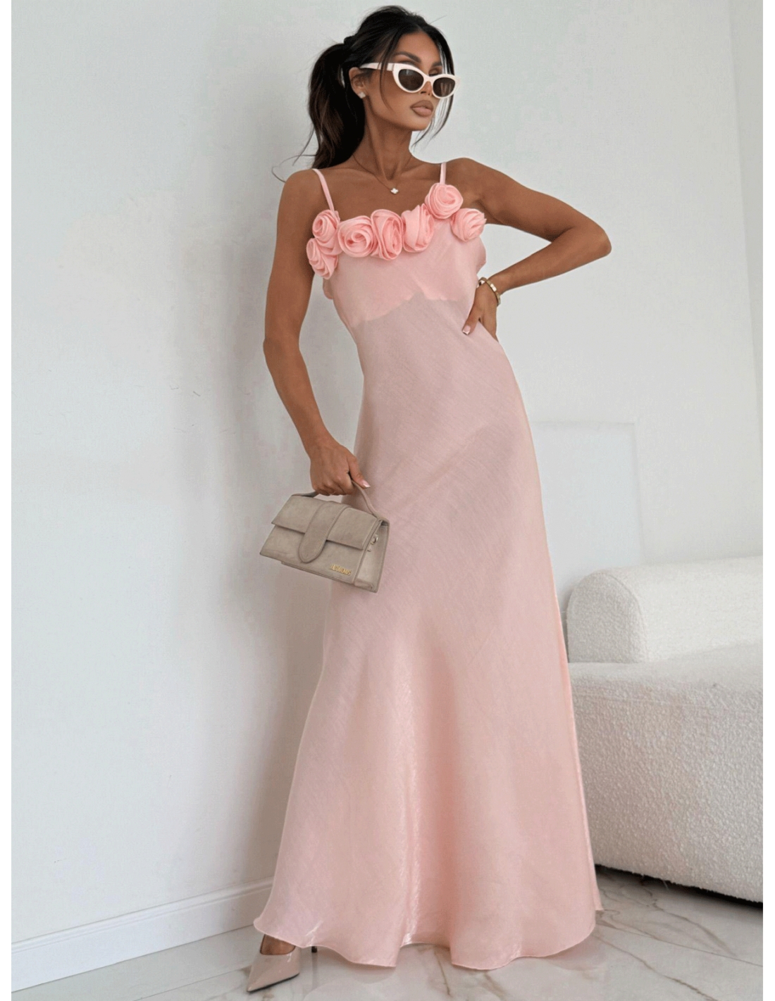 Wiskozowa sukienka maxi z różami PAITYN - pudrowy róż