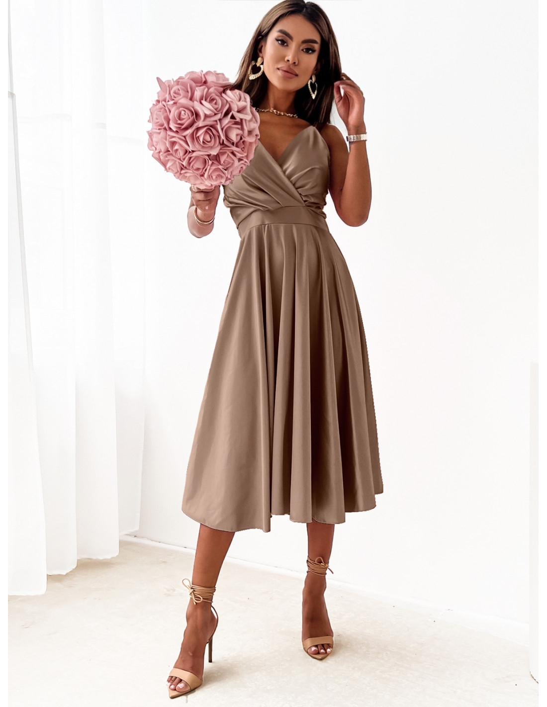 Rozkloszowana sukienka na ramiączkach CRISSY - cappuccino