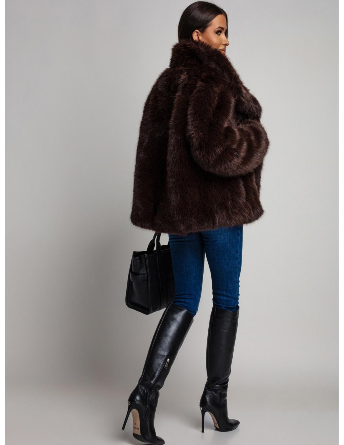 Krótkie futro z kołnierzem SACHIE - czekoladowy