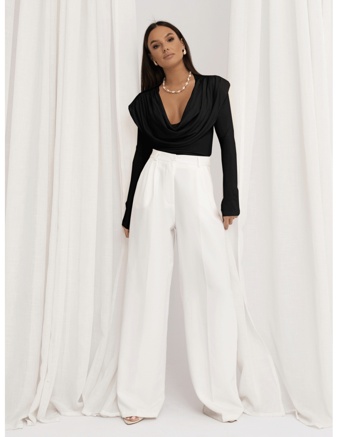 Wiskozowa bluzka z dekoltem woda OLYMPE - czarna