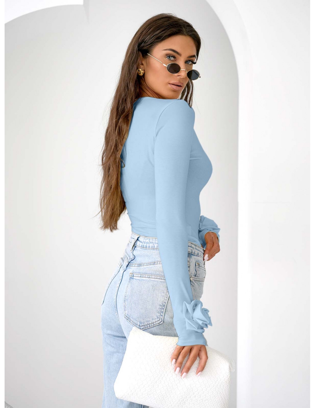 Wiskozowa bluzka z różą na rękawie ELIJA - błękitna