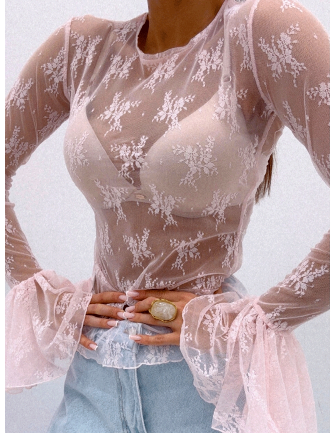 Koronkowa bluzka z falbaną na rękawie JASTER - pudrowy róż